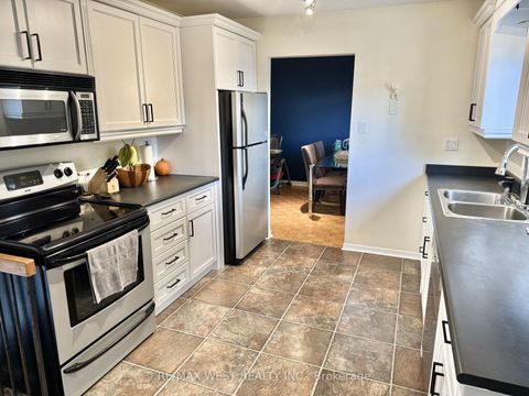 Photo 7 at 20 Sanderson Crescent, North Richvale, Richmond Hill