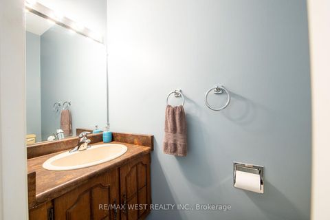 Photo 11 at 20 Sanderson Crescent, North Richvale, Richmond Hill
