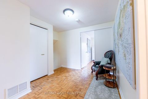 Photo 13 at 20 Sanderson Crescent, North Richvale, Richmond Hill