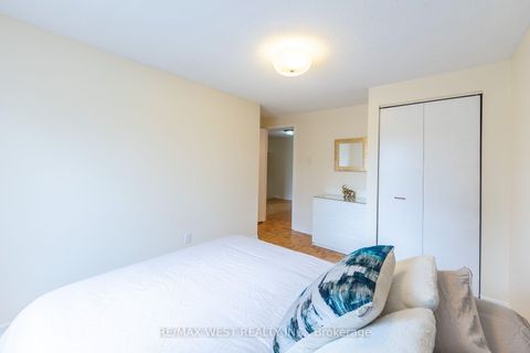 Photo 18 at 20 Sanderson Crescent, North Richvale, Richmond Hill