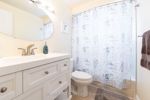 Photo 21 at 20 Sanderson Crescent, North Richvale, Richmond Hill