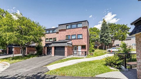 Photo 1 at 19 - 14 Poplar Crescent, Aurora Highlands, Aurora