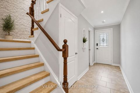 Photo 2 at 19 - 14 Poplar Crescent, Aurora Highlands, Aurora