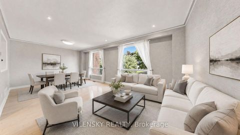 Photo 3 at 19 - 14 Poplar Crescent, Aurora Highlands, Aurora