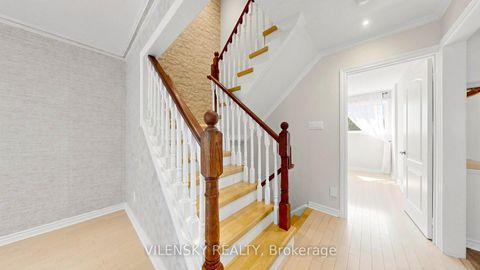 Photo 5 at 19 - 14 Poplar Crescent, Aurora Highlands, Aurora