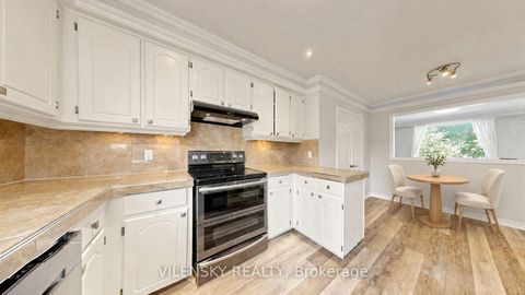 Photo 6 at 19 - 14 Poplar Crescent, Aurora Highlands, Aurora