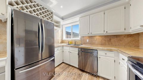 Photo 7 at 19 - 14 Poplar Crescent, Aurora Highlands, Aurora