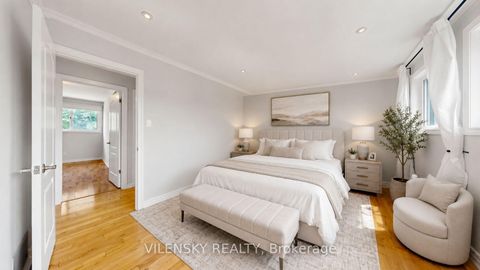 Photo 10 at 19 - 14 Poplar Crescent, Aurora Highlands, Aurora