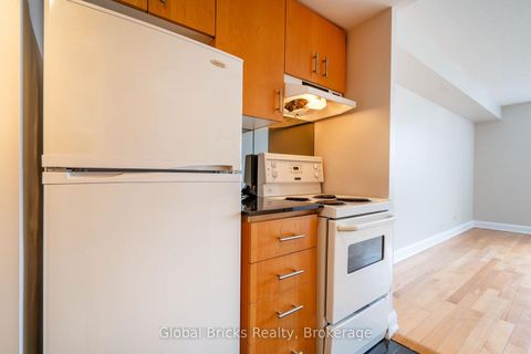 Photo 10 at 901 - 2737 Keele Street, CFB, Toronto