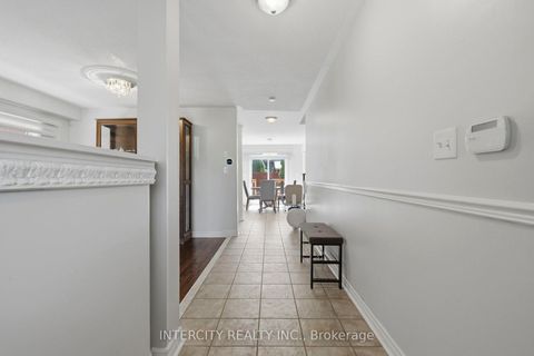 Photo 4 at 93 Chalone Crescent, Sonoma Heights, Vaughan