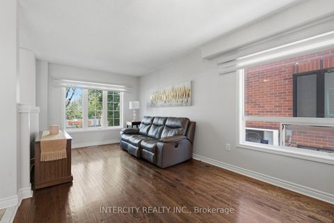 Photo 5 at 93 Chalone Crescent, Sonoma Heights, Vaughan