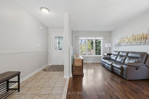 Photo 6 at 93 Chalone Crescent, Sonoma Heights, Vaughan