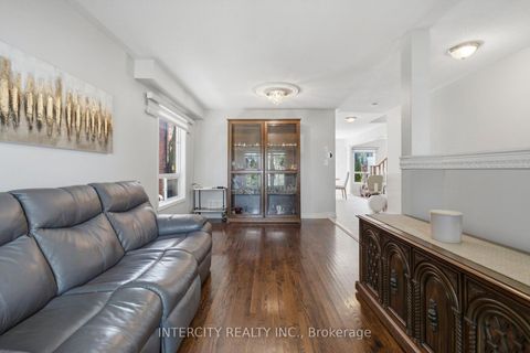 Photo 7 at 93 Chalone Crescent, Sonoma Heights, Vaughan