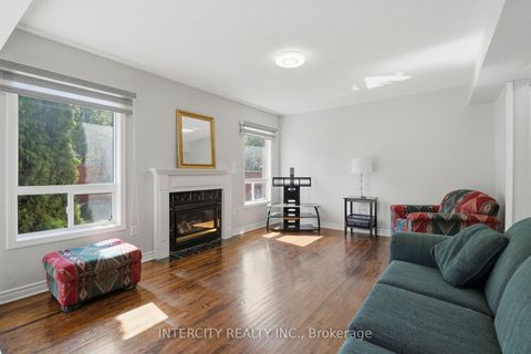 Photo 11 at 93 Chalone Crescent, Sonoma Heights, Vaughan
