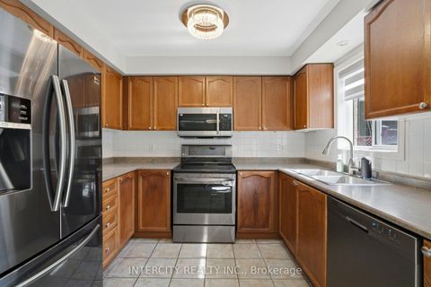 Photo 13 at 93 Chalone Crescent, Sonoma Heights, Vaughan
