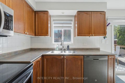 Photo 14 at 93 Chalone Crescent, Sonoma Heights, Vaughan