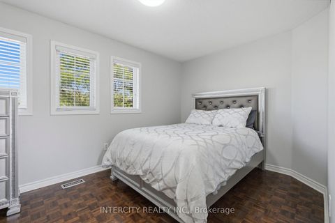 Photo 17 at 93 Chalone Crescent, Sonoma Heights, Vaughan