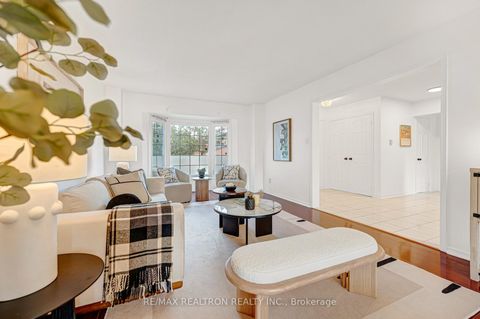 Photo 4 at 37 Dumaurier Crescent, Devonsleigh, Richmond Hill