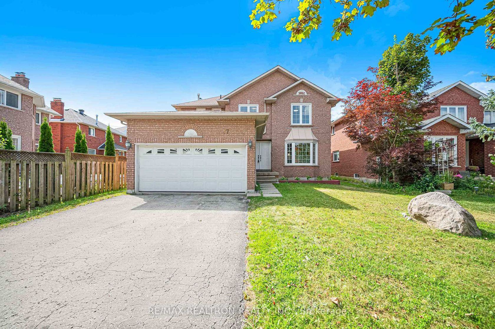 37 Dumaurier Crescent, Devonsleigh, Richmond Hill photo number 2