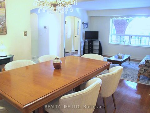 Photo 8 at 4 Rosalie Avenue, CFB, Toronto