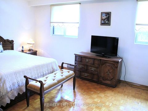 Photo 18 at 4 Rosalie Avenue, CFB, Toronto
