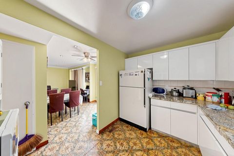 Photo 11 at 18 - 18 San Vito Way, Jane Heights, Toronto