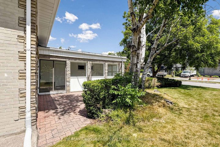 Photo 8 at 15 Alamosa Drive, Bayview Village, Toronto
