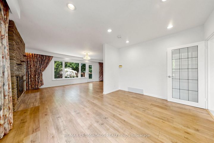 Photo 10 at 15 Alamosa Drive, Bayview Village, Toronto