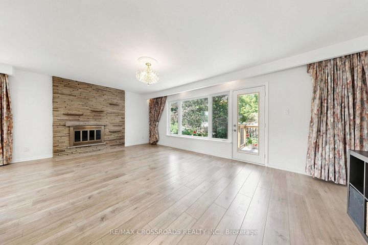 Photo 11 at 15 Alamosa Drive, Bayview Village, Toronto