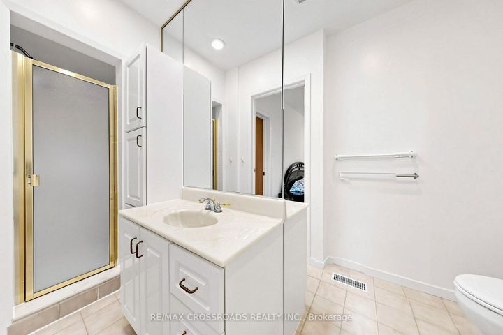 Photo 21 at 15 Alamosa Drive, Bayview Village, Toronto