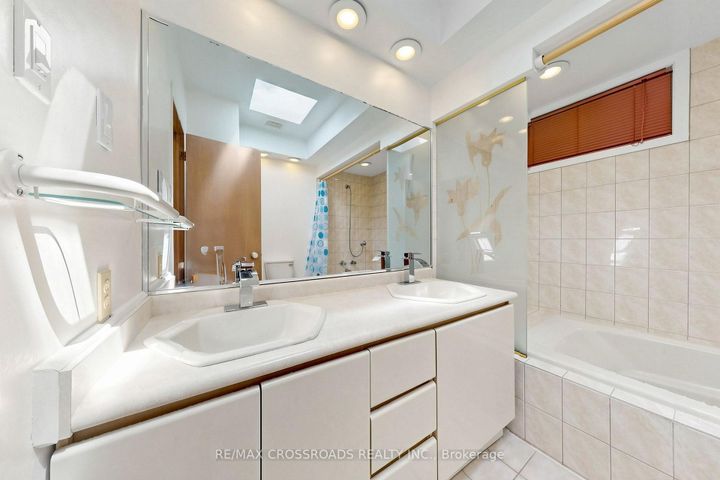 Photo 24 at 15 Alamosa Drive, Bayview Village, Toronto