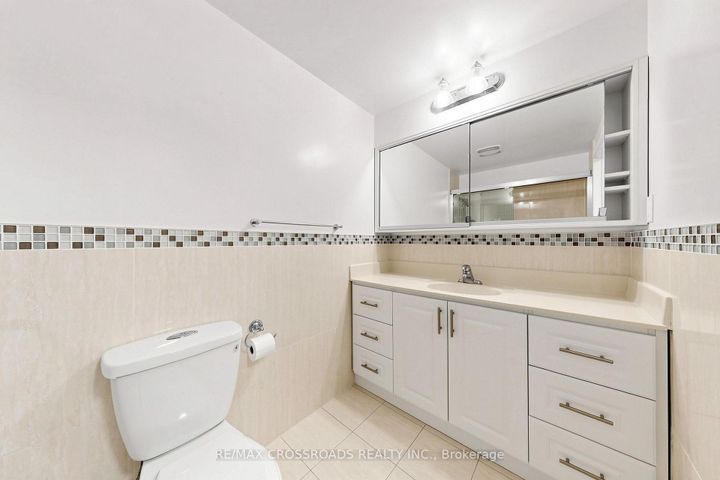 Photo 32 at 15 Alamosa Drive, Bayview Village, Toronto