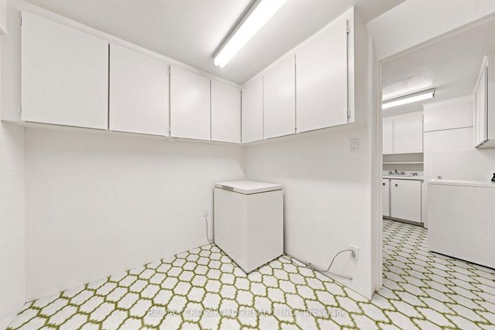 Photo 33 at 15 Alamosa Drive, Bayview Village, Toronto
