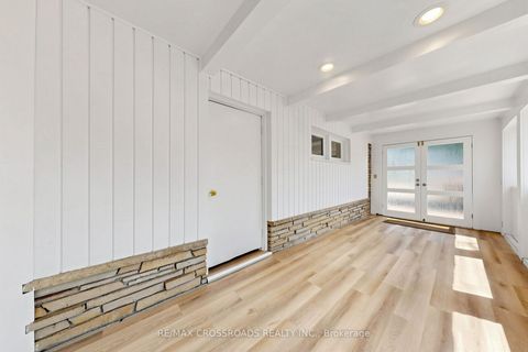 Photo 3 at 15 Alamosa Drive, Bayview Village, Toronto