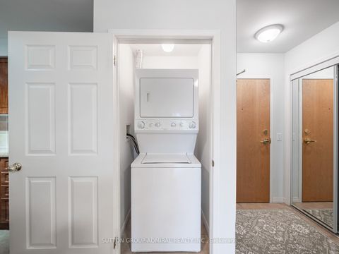 Photo 5 at 215 - 1 Maison Parc Court, Lakeview Estates, Vaughan