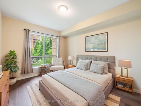 Photo 11 at 215 - 1 Maison Parc Court, Lakeview Estates, Vaughan