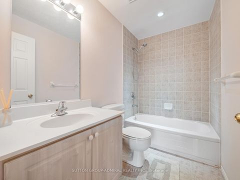Photo 12 at 215 - 1 Maison Parc Court, Lakeview Estates, Vaughan