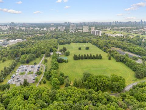 Photo 31 at 215 - 1 Maison Parc Court, Lakeview Estates, Vaughan