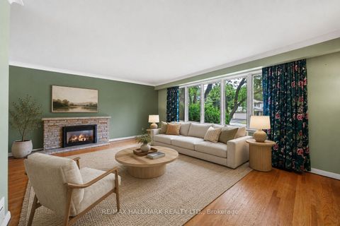 Photo 3 at 17 Greenyards Drive, Newtonbrook East, Toronto