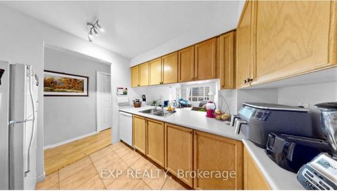 Photo 10 at 607 - 889 Bay Street, Bay Street Corridor, Toronto