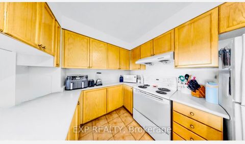 Photo 11 at 607 - 889 Bay Street, Bay Street Corridor, Toronto