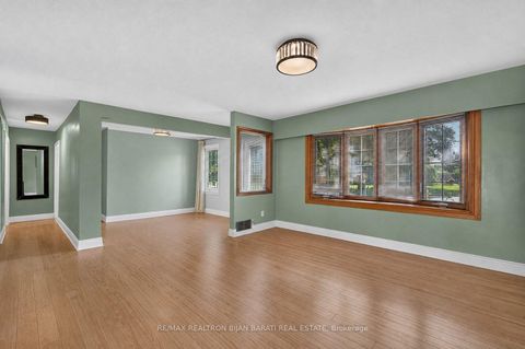 Photo 2 at 601 Conacher Drive, Newtonbrook East, Toronto