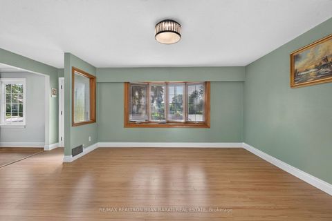Photo 3 at 601 Conacher Drive, Newtonbrook East, Toronto
