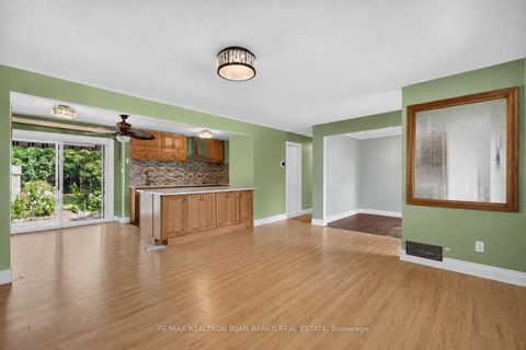 Photo 7 at 601 Conacher Drive, Newtonbrook East, Toronto