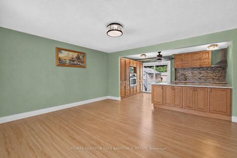 Photo 9 at 601 Conacher Drive, Newtonbrook East, Toronto