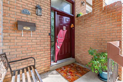 Photo 2 at 19 Carnival Court, Branson, Toronto