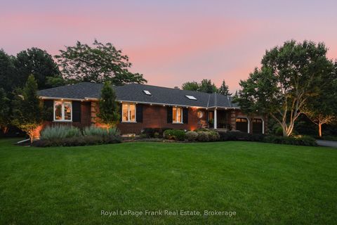 Photo 2 at 5 Craig Court, Bowmanville, Clarington