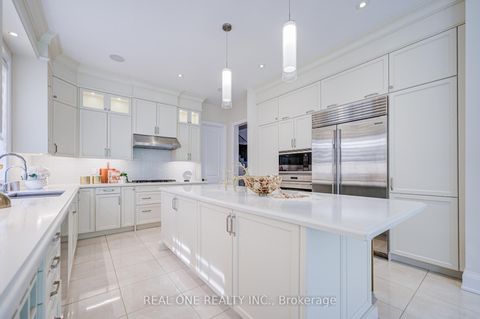 Photo 10 at 421 Flamingo Road, Uplands, Vaughan