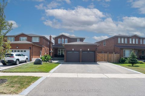 Photo 2 at 37 Lime Drive, East Woodbridge, Vaughan