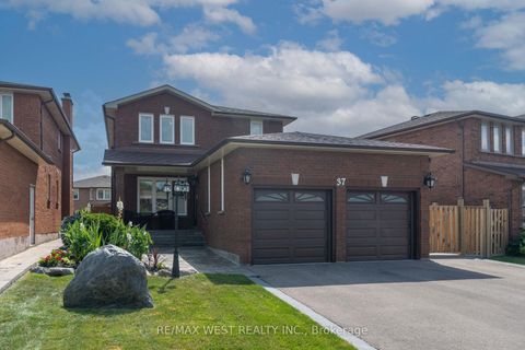Photo 3 at 37 Lime Drive, East Woodbridge, Vaughan